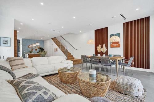 Villa Las Olas Designer Home With Heated Pool - Must!