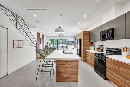 Villa Las Olas Designer Home With Heated Pool - Must!
