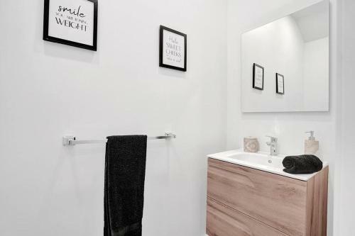 Villa Las Olas Designer Retreat With A Heated Pool!