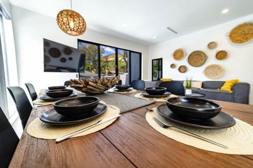 Villa Las Olas Designer Retreat With A Heated Pool!