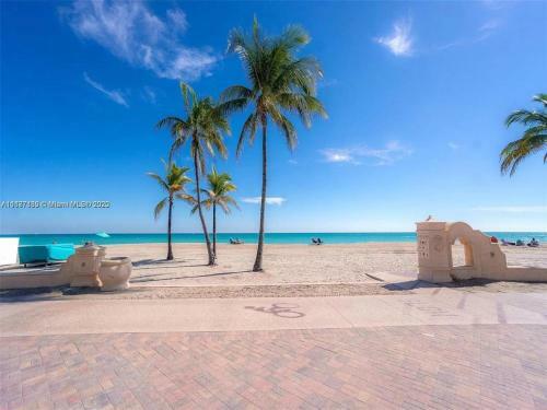 Modern Apartment W Bay View Pool 2brm Free Parking Step To Beach