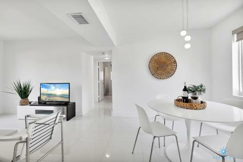 Modern Apartment W Bay View Pool 2brm Free Parking Step To Beach