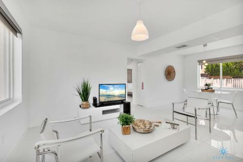 Modern Apartment W Bay View Pool 2brm Free Parking Step To Beach
