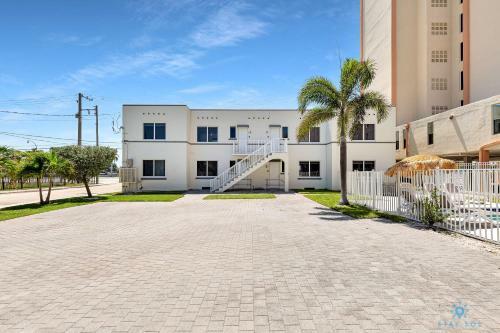 Modern Apartment W Bay View Pool 2brm Free Parking Step To Beach
