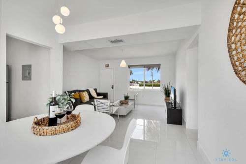 Modern Apartment W Bay View Pool 2brm Free Parking Step To Beach