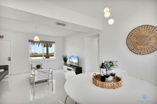 Modern Apartment W Bay View Pool 2brm Free Parking Step To Beach