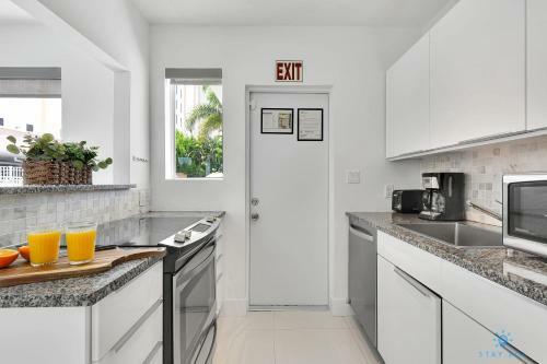 Modern Apartment W Bay View Pool 2brm Free Parking Step To Beach