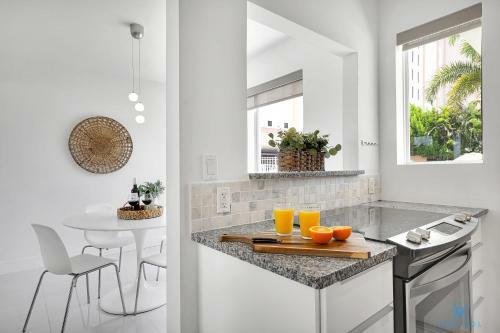 Modern Apartment W Bay View Pool 2brm Free Parking Step To Beach