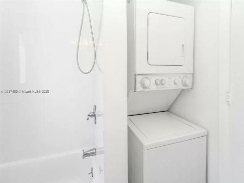 Modern Apartment W Bay View Pool Free Parking