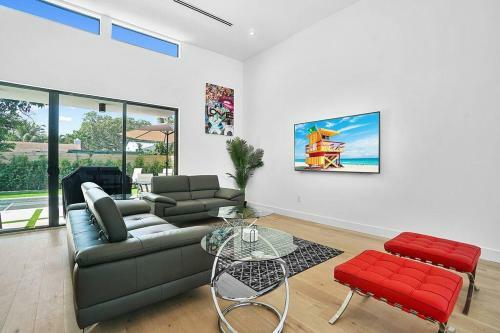 Villa Rav 4brm/3bth Pool, Hot Tub And Parking