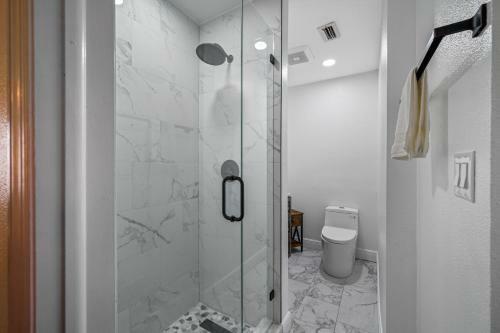 Amazing 5br King-pool & Spa A Block From The Bay