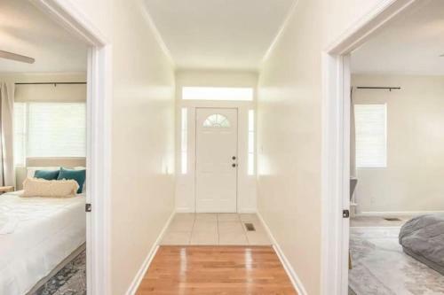 Renovated Spacious Home - Sleeps 9