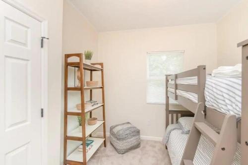 Renovated Spacious Home - Sleeps 9