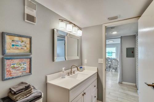 Blind Pass Lagoon Unit 404 Boat Friendly, Pool, Close To It All!