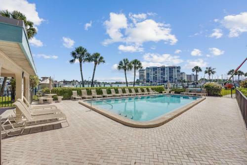 Blind Pass Lagoon Unit 404 Boat Friendly, Pool, Close To It All!