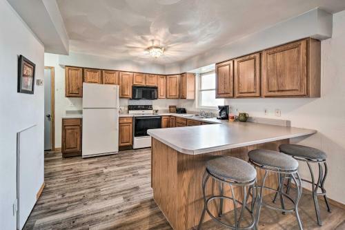 Dubuque Apartment With Deck Less Than 1 Mi To Downtown!