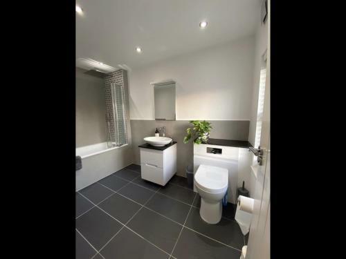 Central Lymington House With Parking & Garden Cabin
