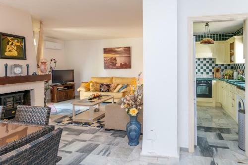 Charming 3br Townhouse W/ Terrace & Swimming Pool