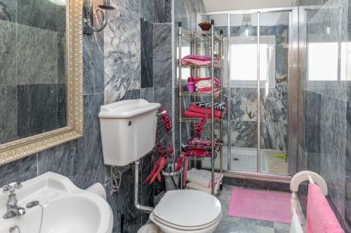 Charming 3br Townhouse W/ Terrace & Swimming Pool