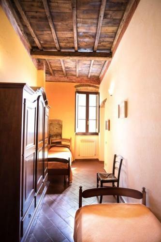 Hostal Castel D?arno Guest House
