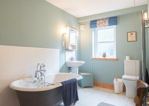 Steading Cottage - 50m From The Beach