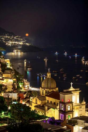Beautiful 2-bed House In Positano Main Square Area