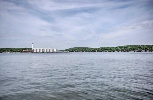 Apartamento Waterfront Condo With Deck - Bring Your Boat!