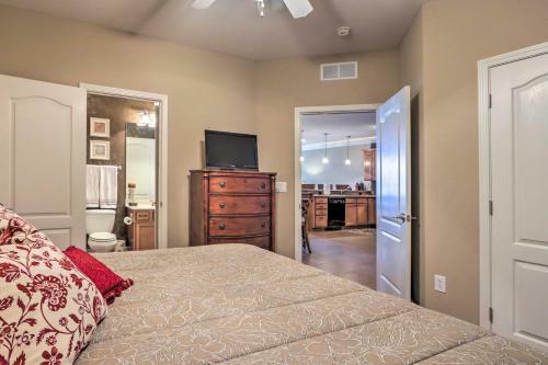 Apartamento Condo With Lakefront Patio And Community Perks!