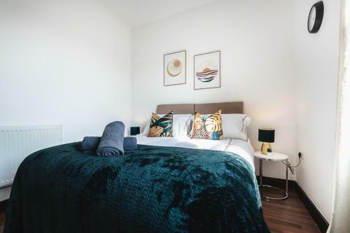 Beautiful 2 Bedroom Apartment With Parking