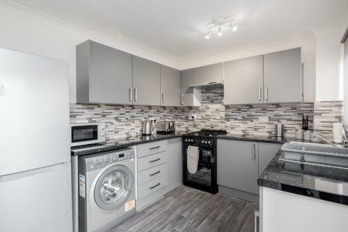 Lovely 3 Bed House-tilbury-free Parking