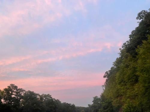 2 Bedroom Cozy Getaway W On-site Parking