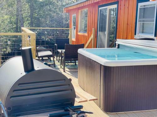 Charming Cottage With Lake Access, Trails, Plus A Jacuzzi!