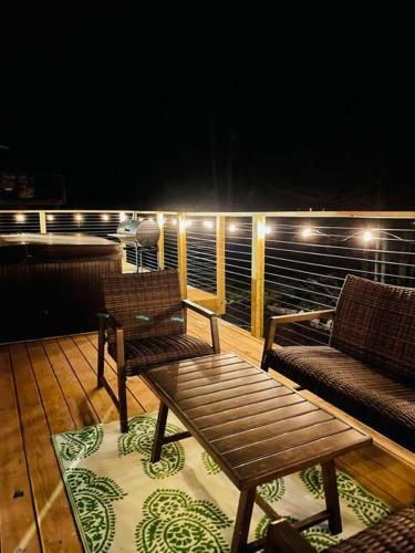 Charming Cottage With Lake Access, Trails, Plus A Jacuzzi!