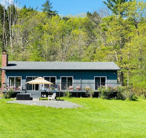 Modern, Spacious Lakeside Retreat In Narrowsburg