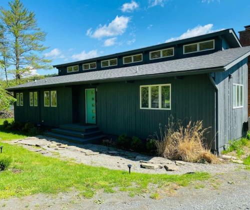 Modern, Spacious Lakeside Retreat In Narrowsburg