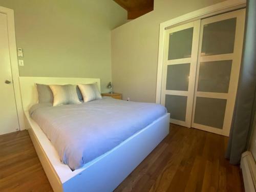 Modern, Spacious Lakeside Retreat In Narrowsburg