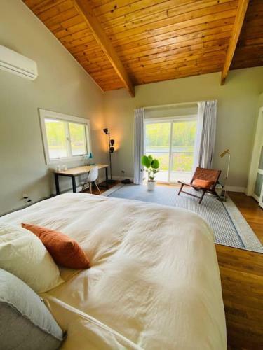 Modern, Spacious Lakeside Retreat In Narrowsburg