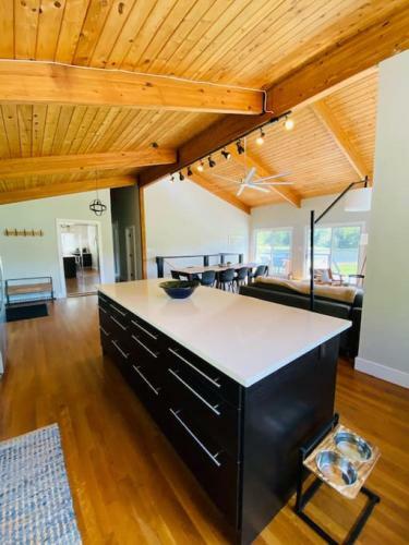 Modern, Spacious Lakeside Retreat In Narrowsburg