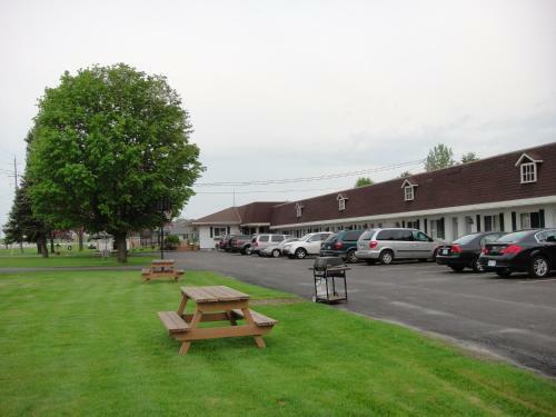 Country Squire Motel
