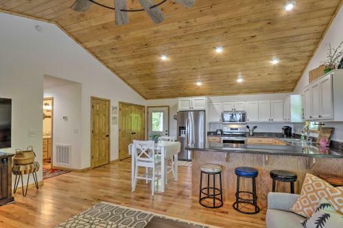 Sky Blue Overlook Screened Porch And Grill!