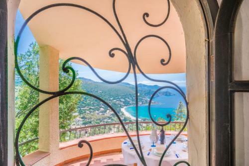 Villa Aurelia . A Terrace On The Mediterranean Sea