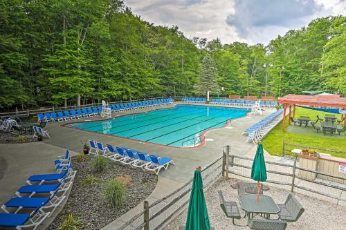 Big Bass Lake Retreat With Deck And Pool Access!