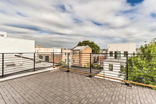 Dtwn Townhome With Hot Tub And Backyard Oasis!