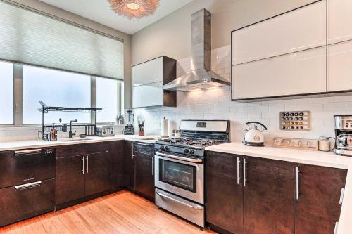 Dtwn Townhome With Hot Tub And Backyard Oasis!