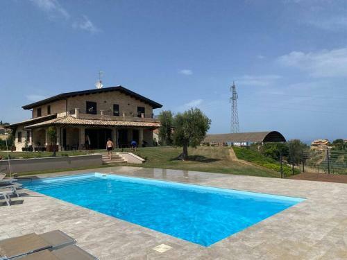 Villa Di Lusso Rustica Con Vista Mare, Collina E Montagna