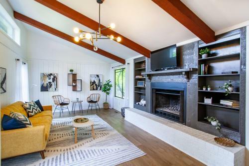 Hidden Lake Retreat - Lake Access, View And Fireplace