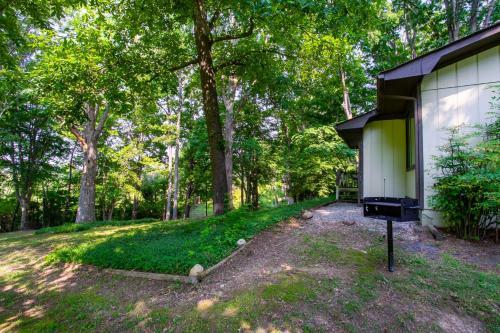 Hidden Lake Retreat - Lake Access, View And Fireplace