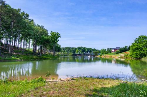 Hidden Lake Retreat - Lake Access, View And Fireplace