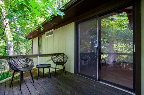 Hidden Lake Retreat - Lake Access, View And Fireplace