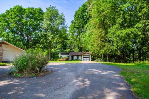 Hidden Lake Retreat - Lake Access, View And Fireplace